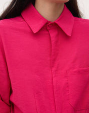 Detalhe da gola de camisa do macacão cereja.