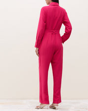 Vista traseira do macacão cereja com amarração na cintura.