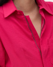 Fechamento por zíper do macacão cereja.