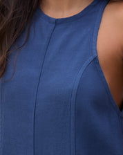 Detalhe do decote halter do macacão azul.