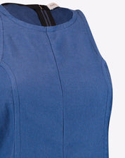 Detalhe do tecido e costura do macacão azul.