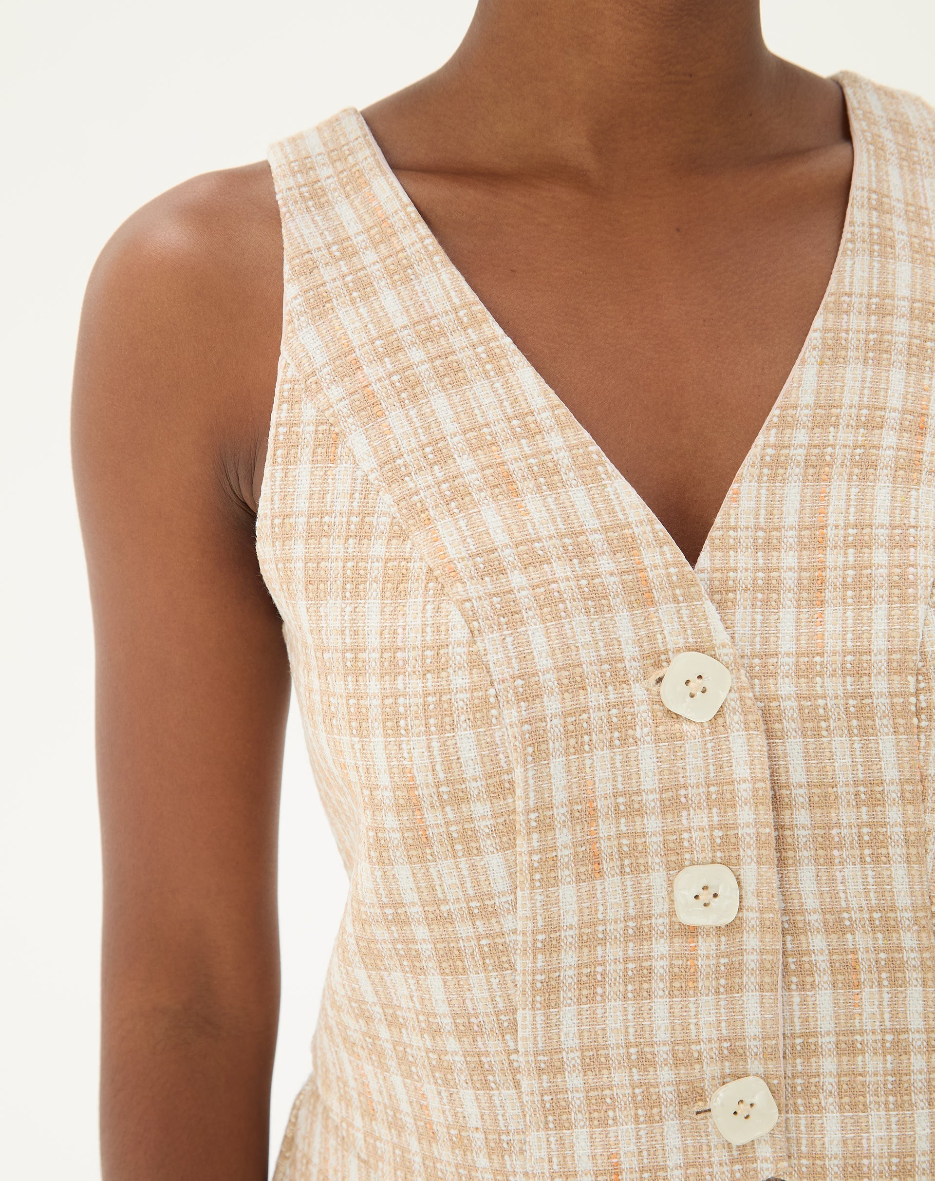 Vista traseira do colete de alfaiataria com estampa xadrez.