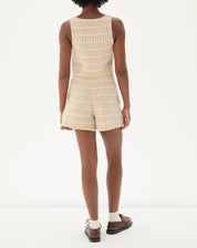 Detalhe do tecido tweed com estampa xadrez do colete.