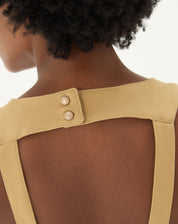 Detalhe do fecho traseiro do vestido curto frente única em alfaiataria na cor areia.