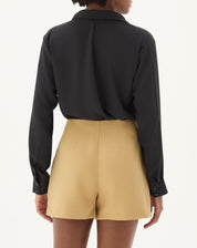 Vista traseira do shorts curto reto de alfaiataria na cor areia.