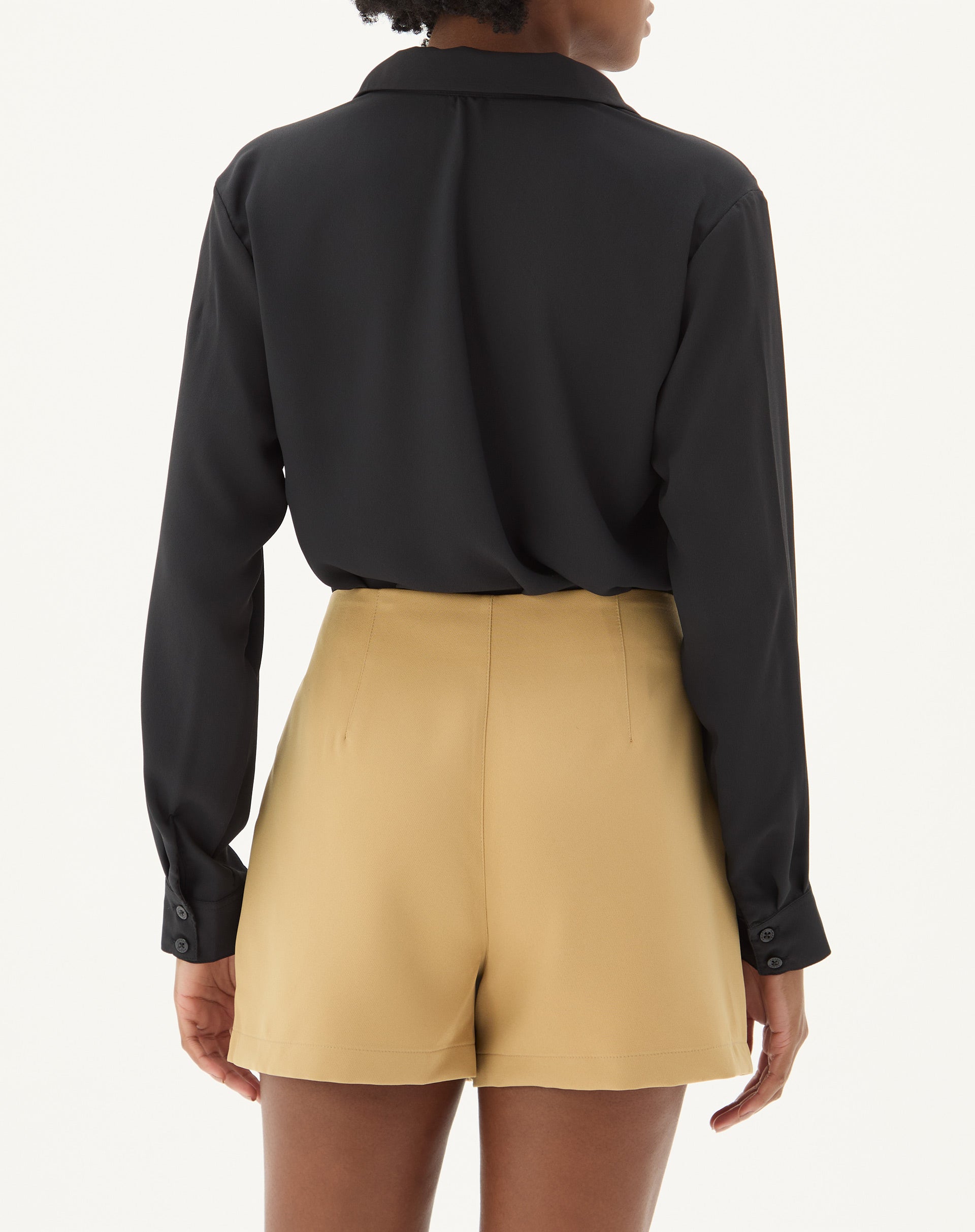 Vista traseira do shorts curto reto de alfaiataria na cor areia.