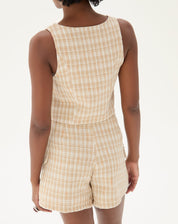 Vista traseira do shorts de alfaiataria com estampa xadrez, destacando o ajuste e caimento.