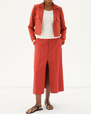 Conjunto com saia midi marrom e blazer combinando, modelo em pose.