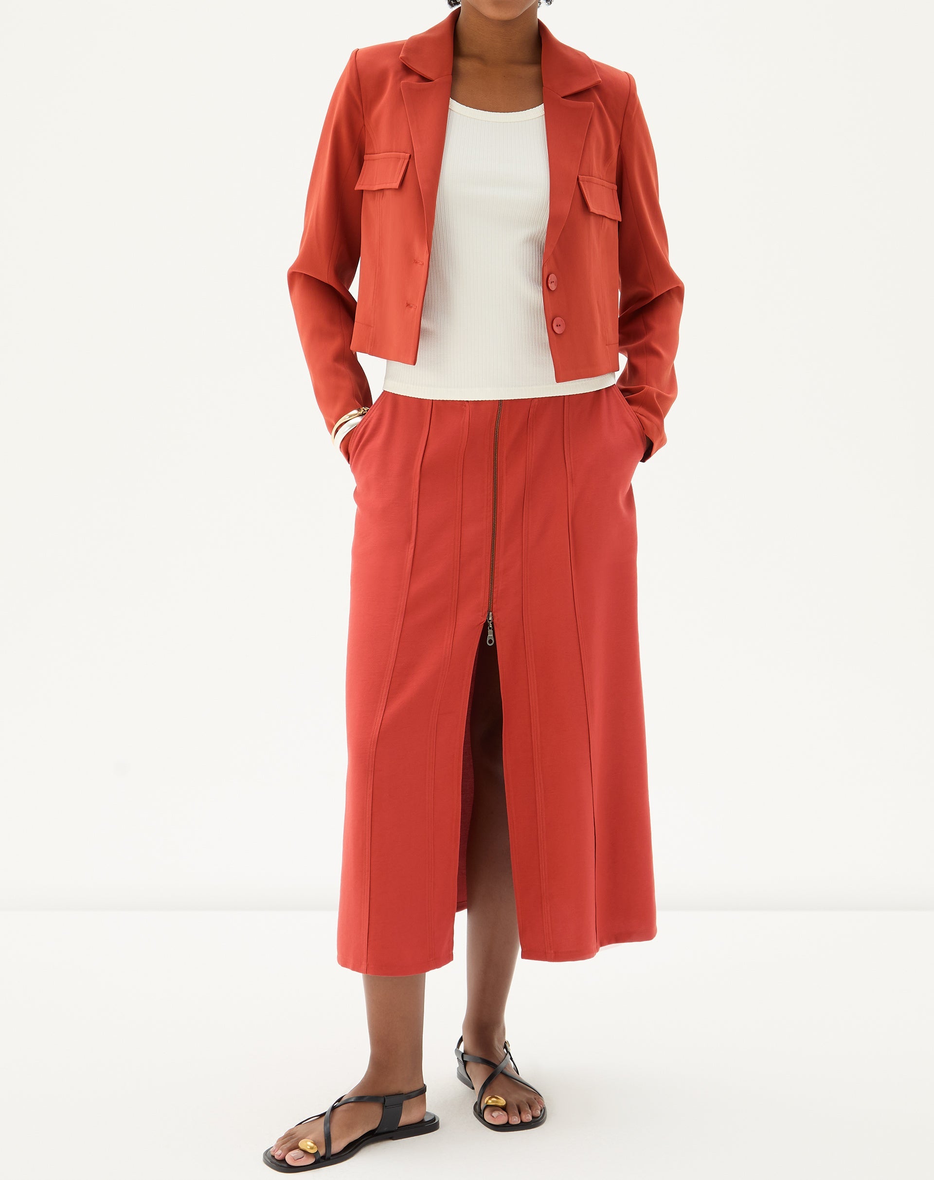 Conjunto com saia midi marrom e blazer combinando, modelo em pose.