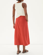 Vista traseira da saia midi marrom, mostrando o caimento e acabamento.