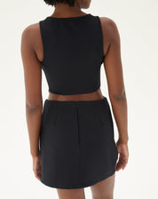 Vista traseira da saia preta, mostrando o fechamento com zíper e o corte reto.