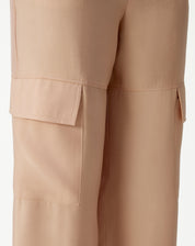 Vista traseira da calça wide leg cropped alfaiataria bege, mostrando o caimento e design.