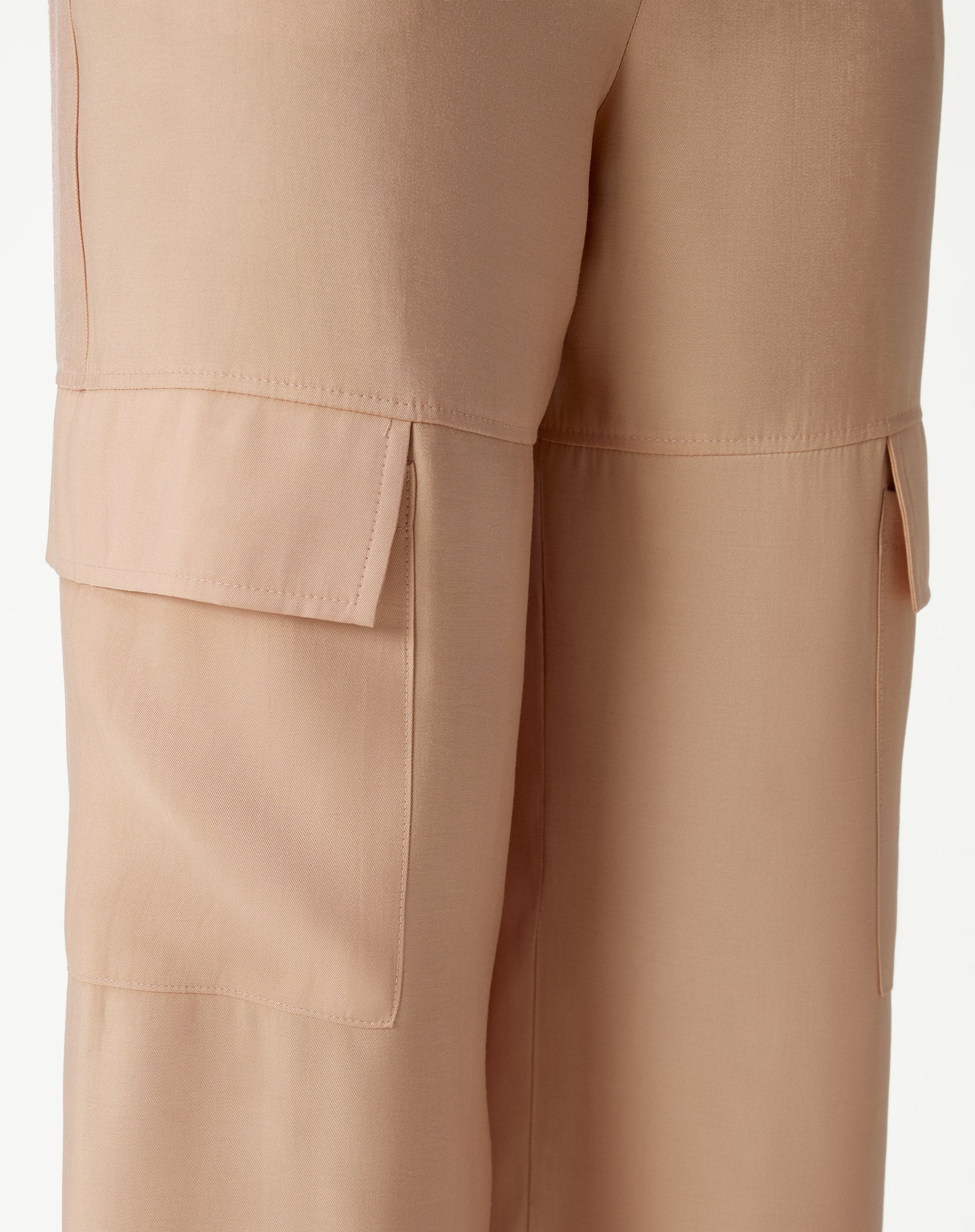 Vista traseira da calça wide leg cropped alfaiataria bege, mostrando o caimento e design.