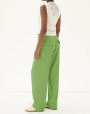 Vista traseira da calça reta verde mostrando os bolsos.