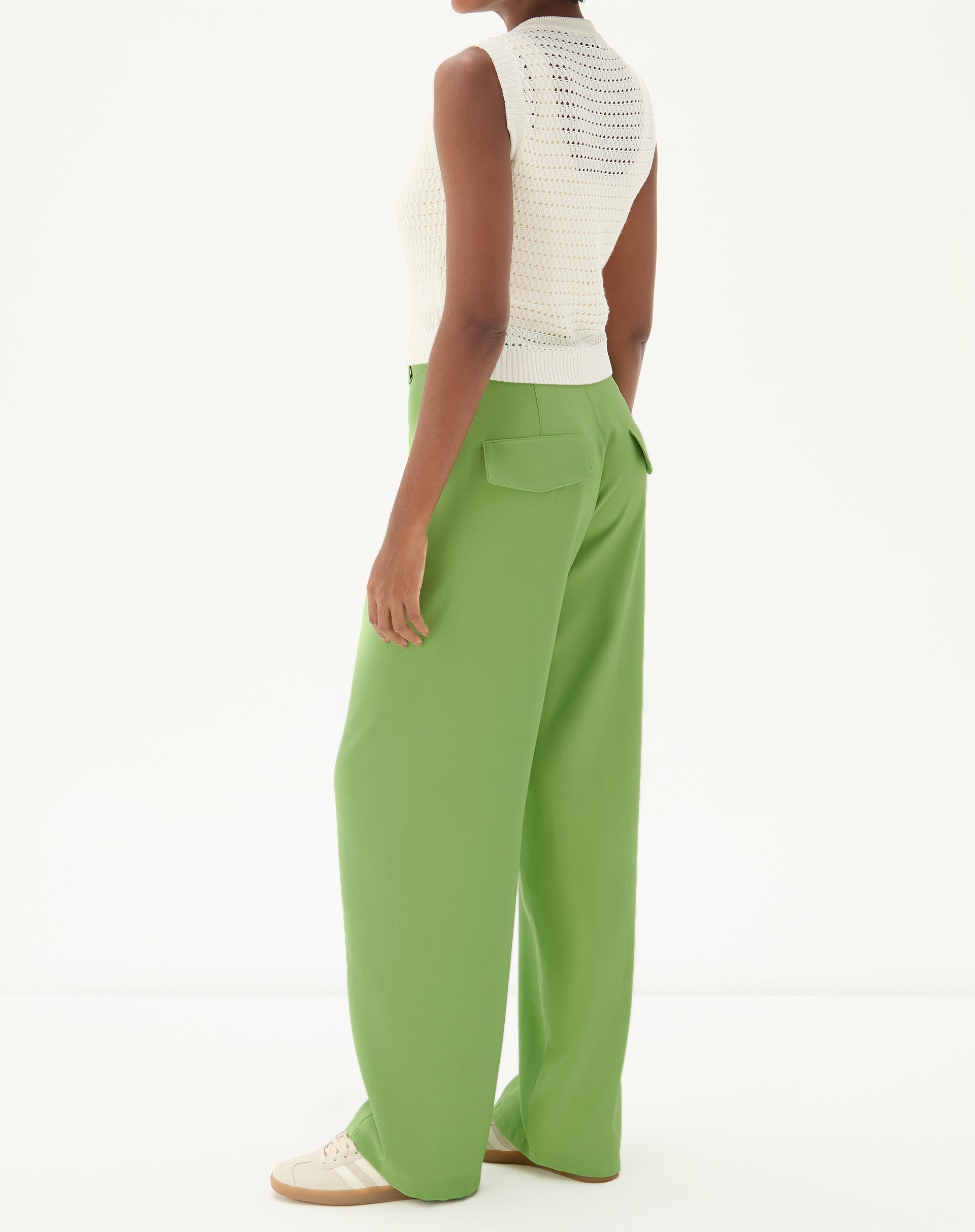 Vista traseira da calça reta verde mostrando os bolsos.