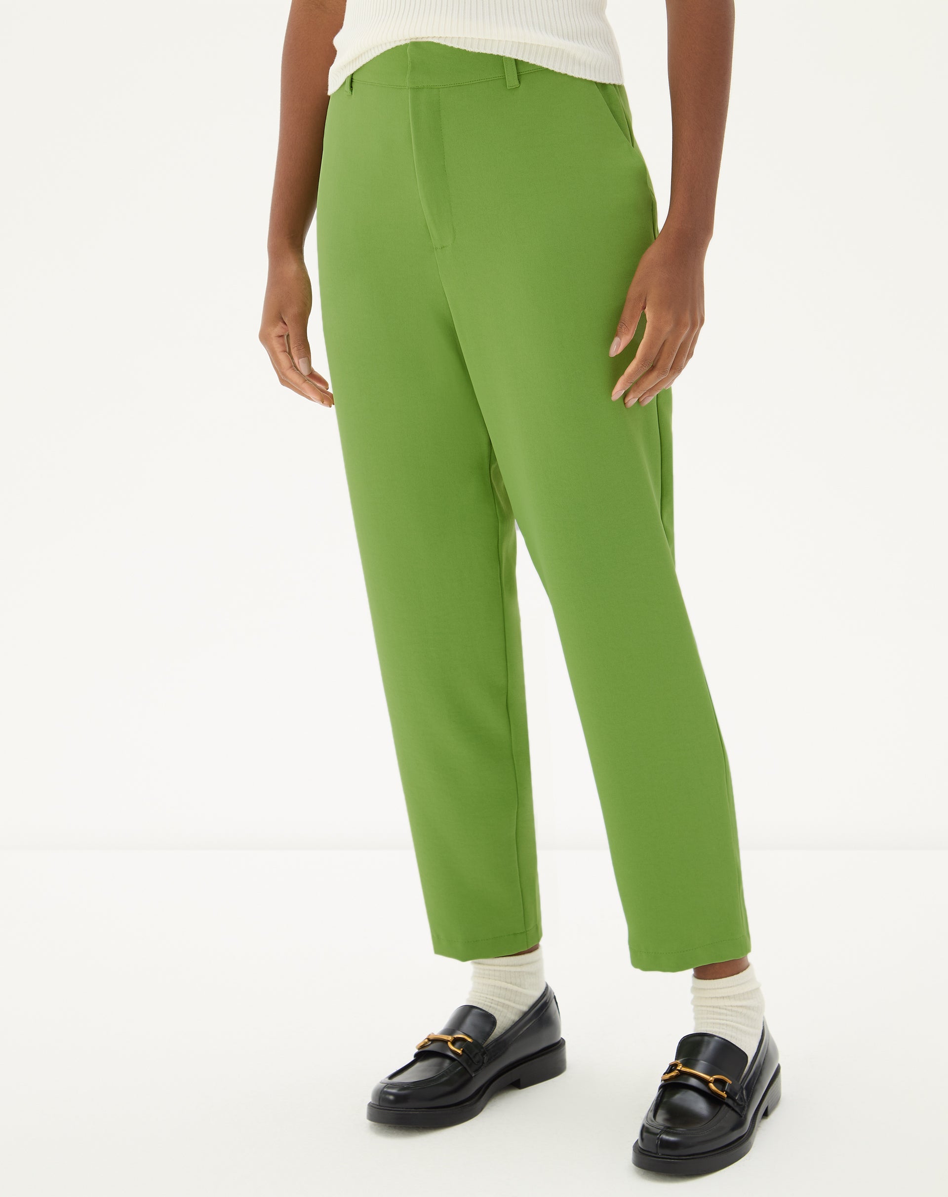 Close-up da calça verde mostrando detalhes do cós e tecido.