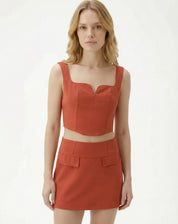BLUSA COM ALÇAS CROPPED DE ALFAIATARIA - MARROM