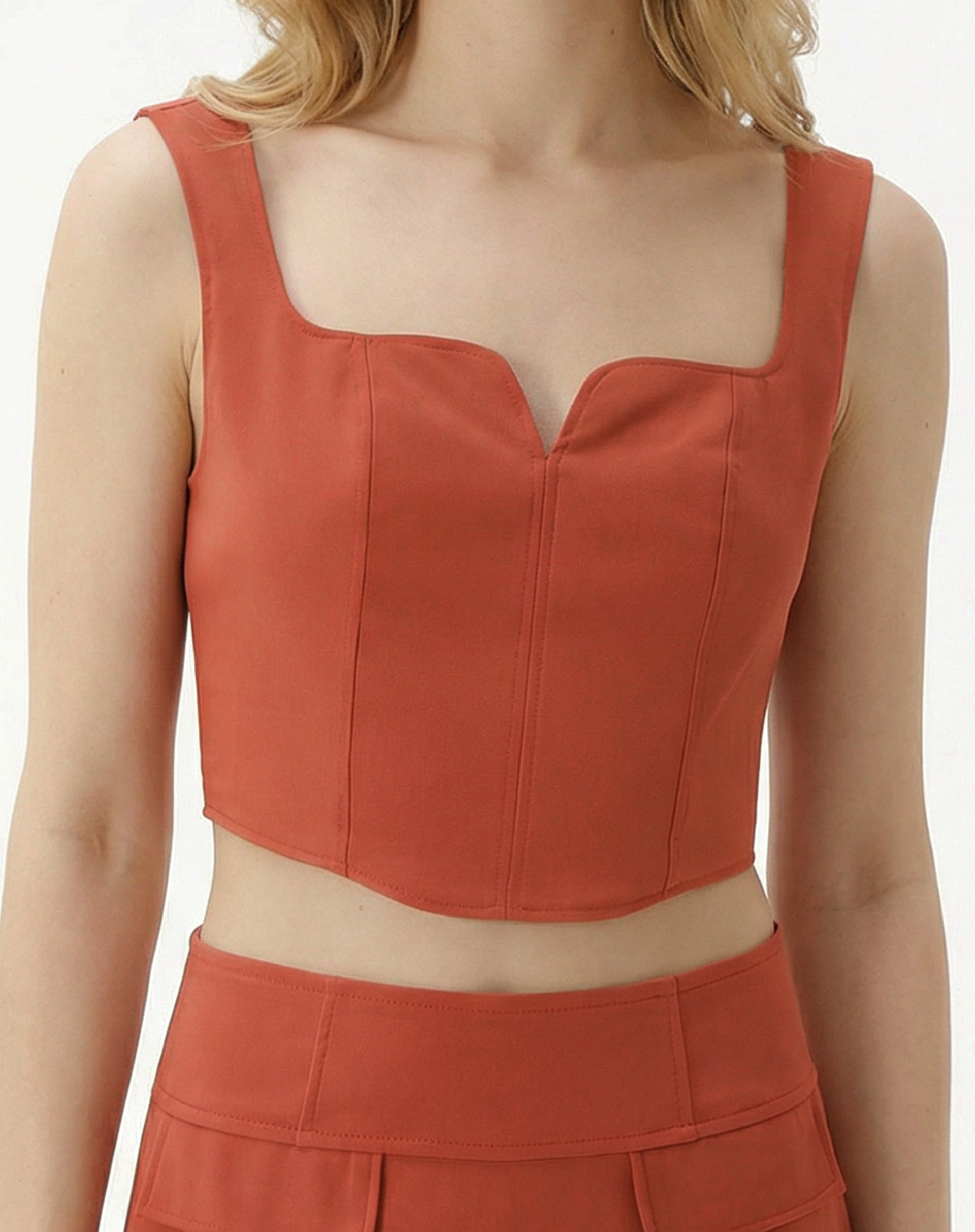 BLUSA COM ALÇAS CROPPED DE ALFAIATARIA - MARROM