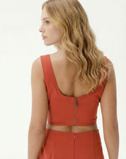 BLUSA COM ALÇAS CROPPED DE ALFAIATARIA - MARROM