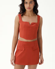 Blusa cropped de alfaiataria com alças e decote reto, vista frontal.