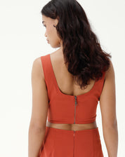 Blusa cropped de alfaiataria com alças e decote reto, vista traseira.