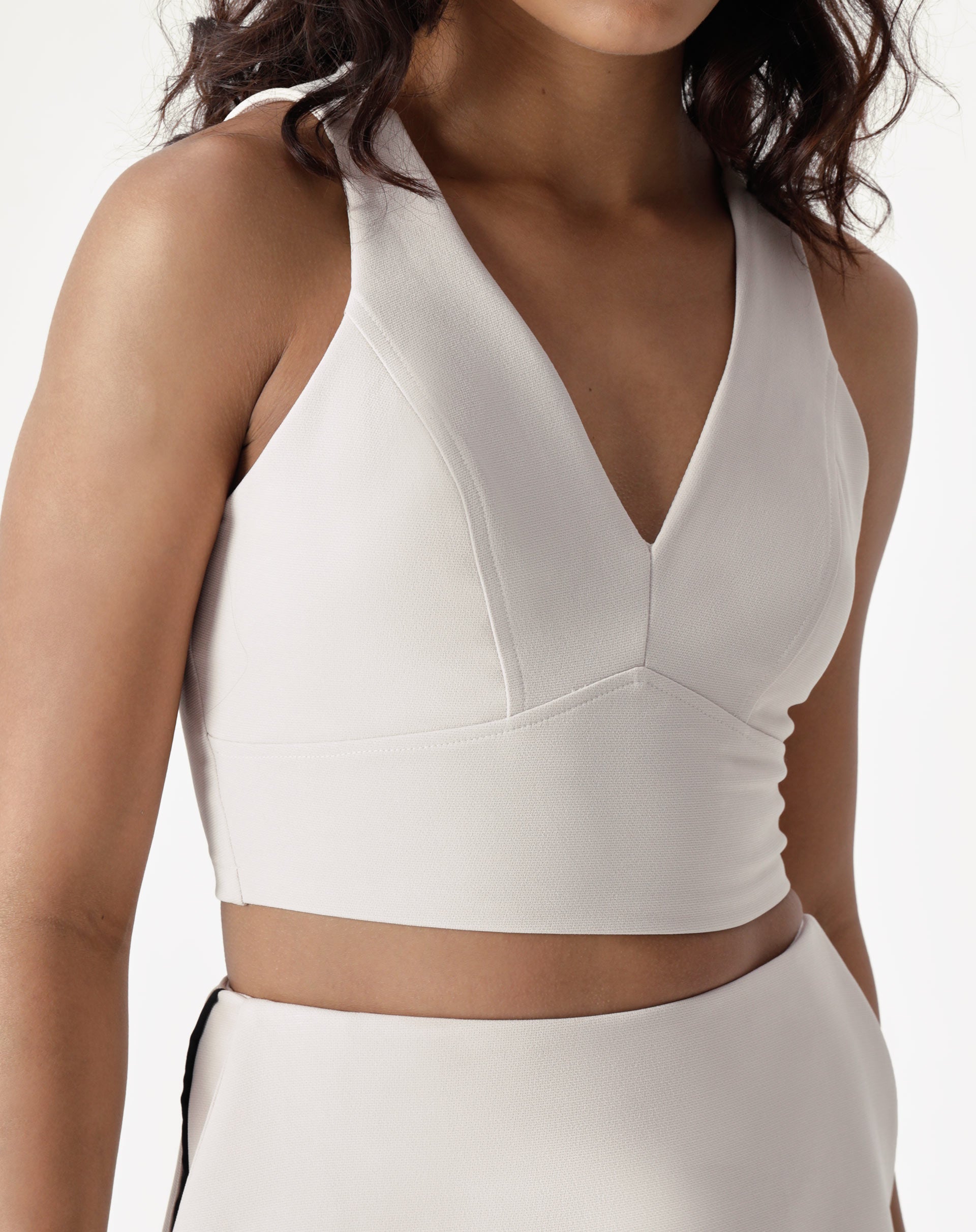 Detalhe do decote V e alças da blusa, mostrando o acabamento impecável.