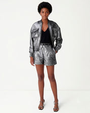 Shorts Com Pregas Metalizado - Prata
