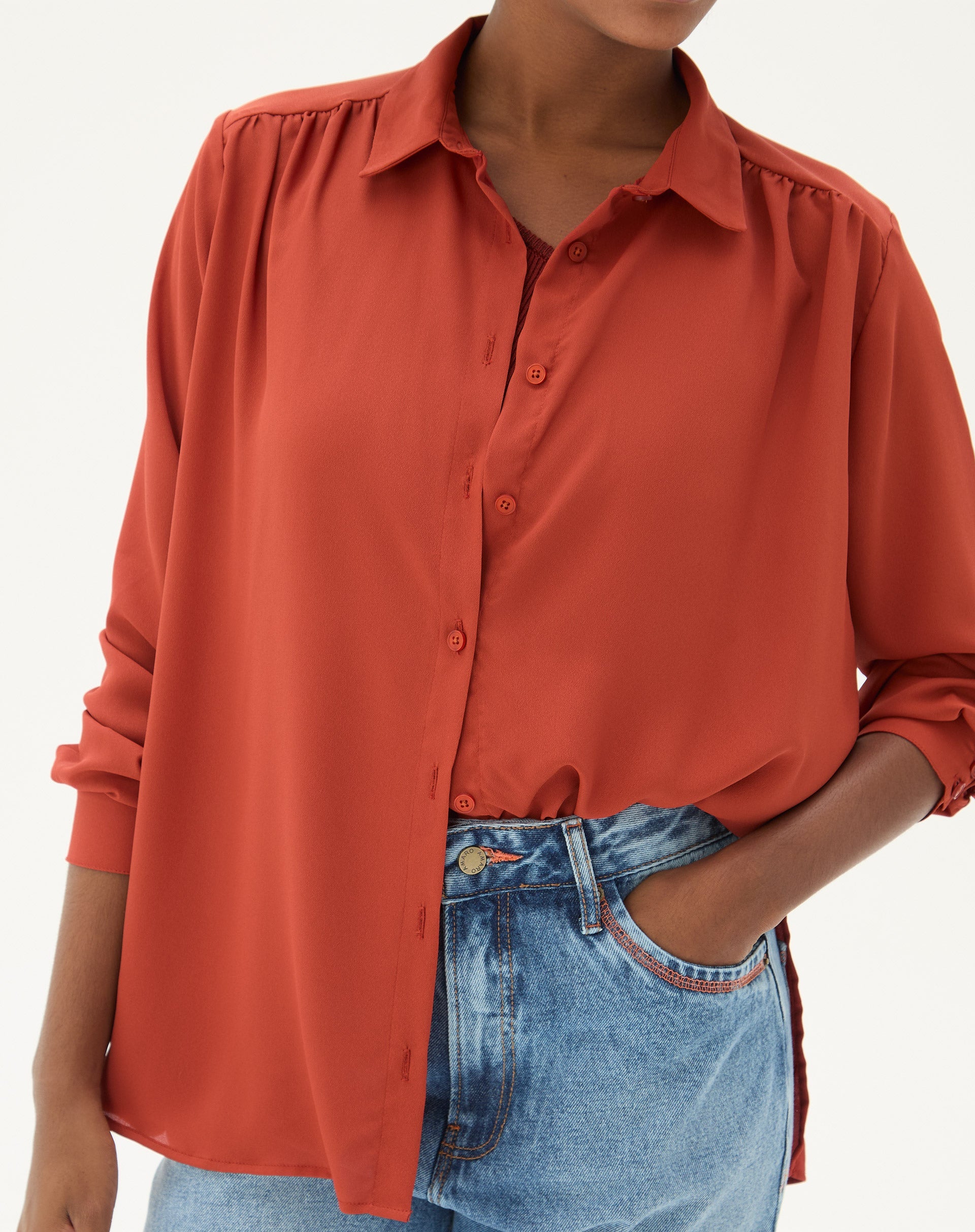 Camisa de manga longa marrom com barra reta, vista frontal.