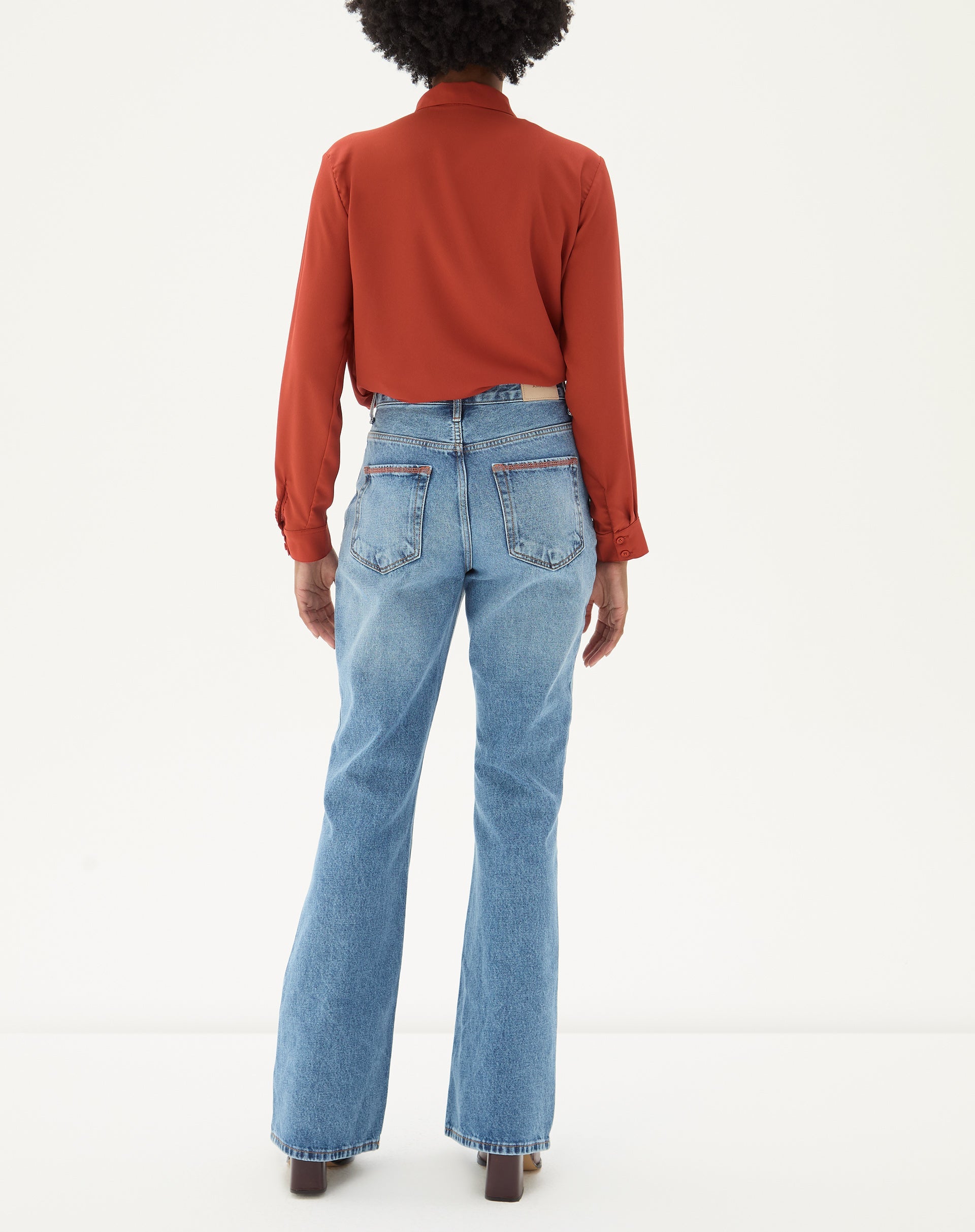 Vista traseira da camisa marrom com barra reta.