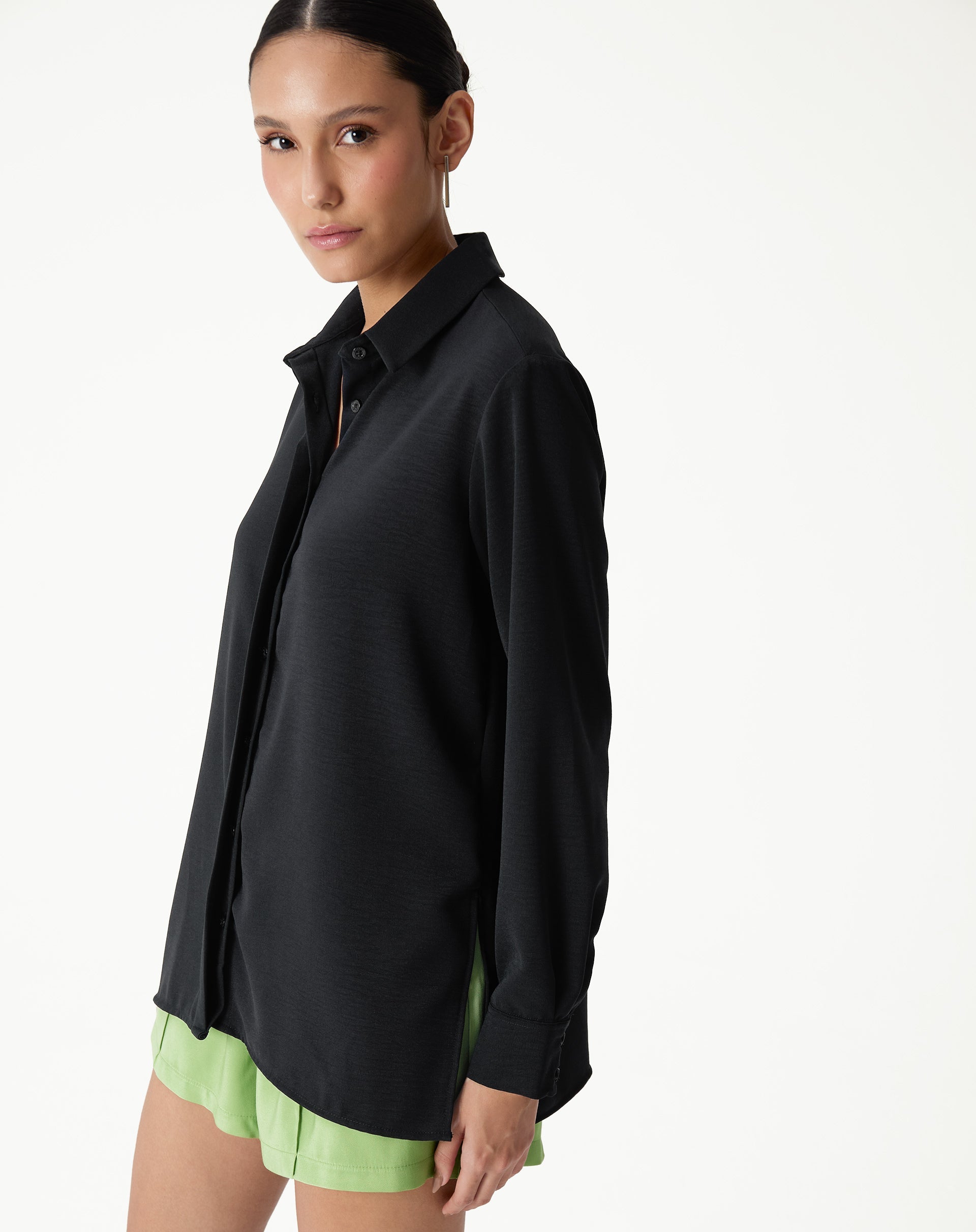Camisa preta de manga longa com barra reta, vista lateral mostrando o caimento.