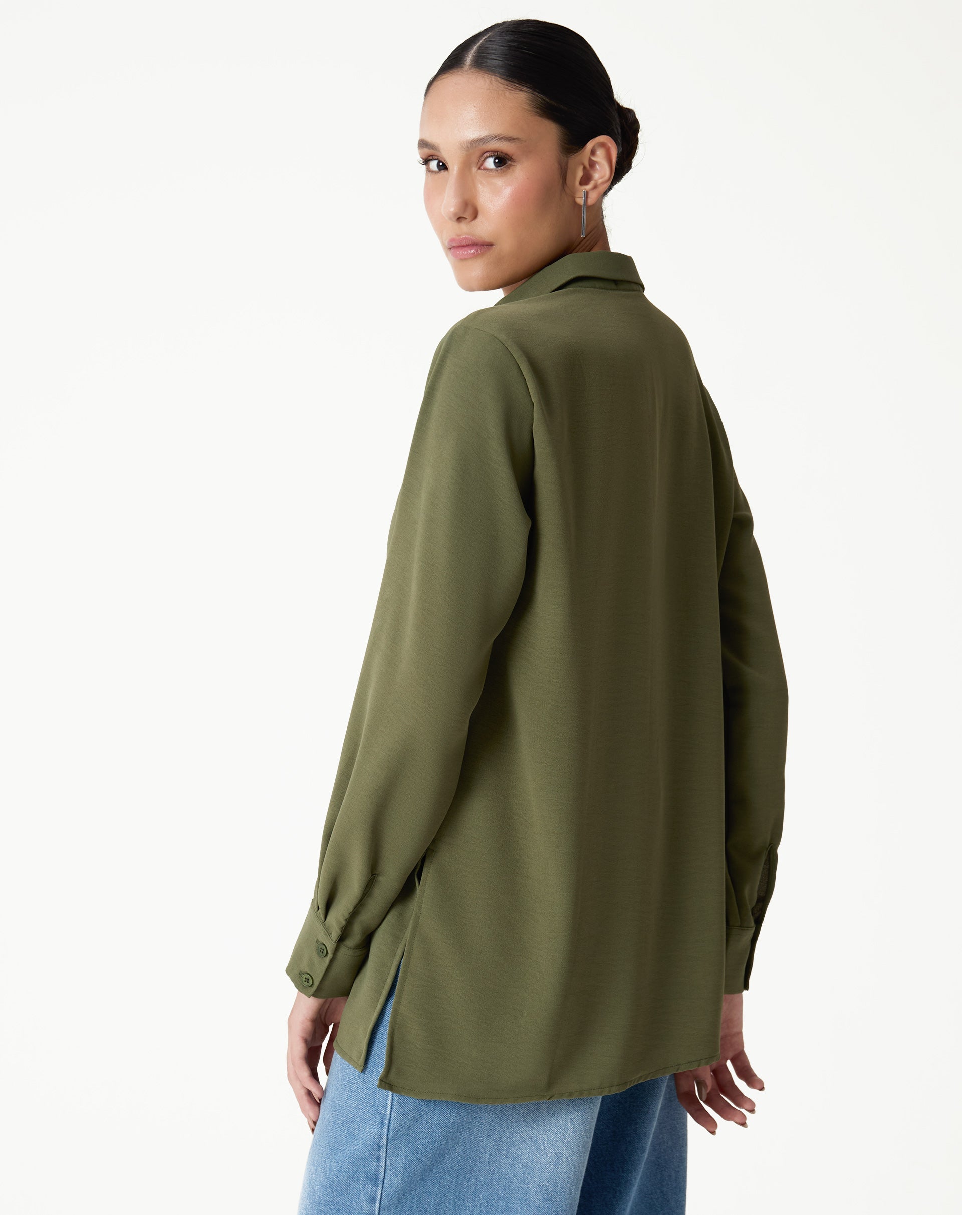 Vista traseira da camisa verde de manga longa com barra reta.