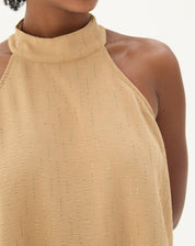 Detalhe do decote alto da blusa frente única areia.