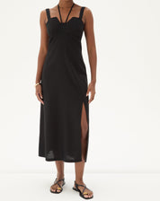 Vestido longo preto com fenda lateral, alças finas e decote reto, visto de frente.