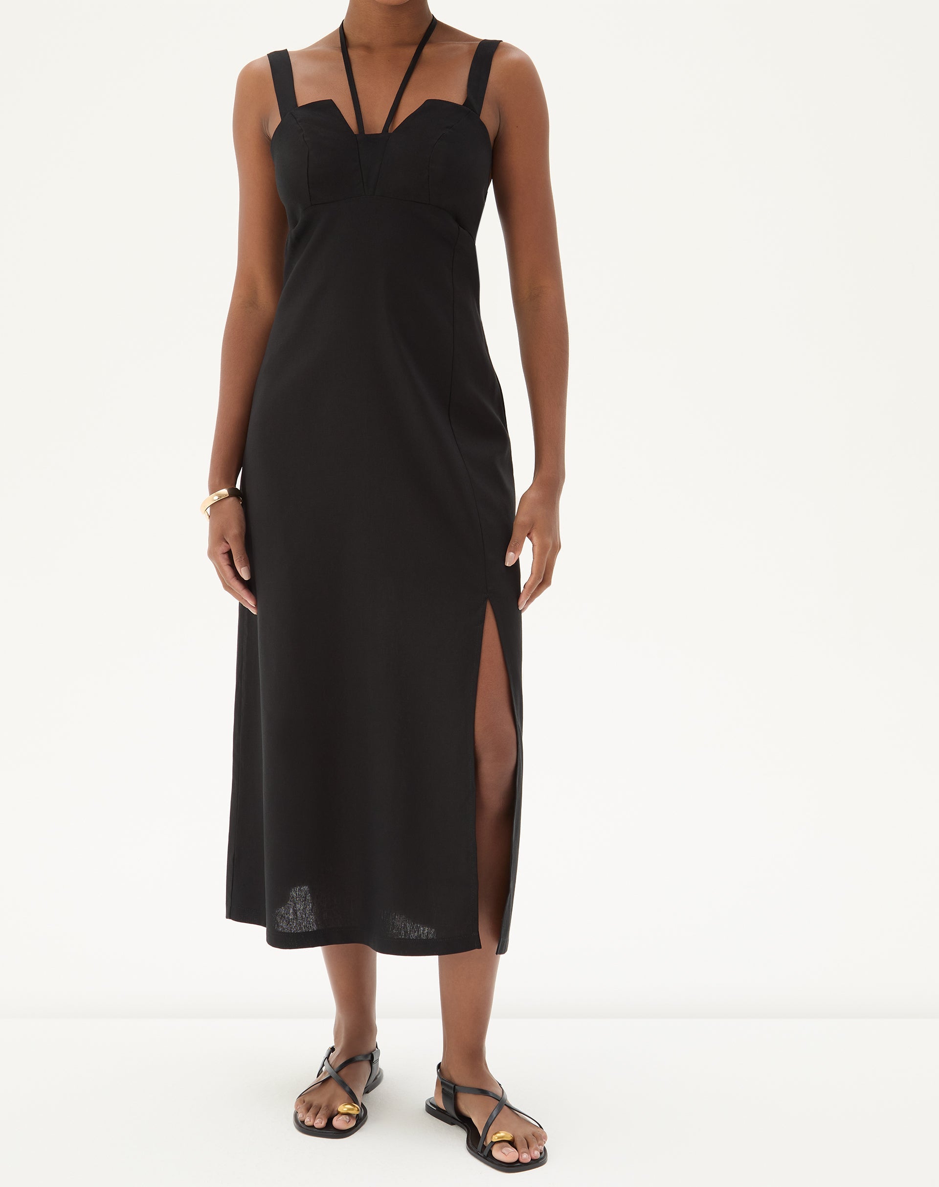 Vestido longo preto com fenda lateral, alças finas e decote reto, visto de frente.