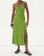 Vestido longo verde com fenda lateral, alças finas e decote reto, exibido em modelo de frente.