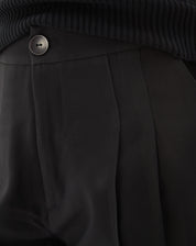 SHORTS CURTO COM VINCOS - PRETO