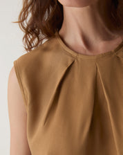 BLUSA COM PREGAS DE VISCOSE - MARROM
