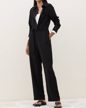 Look completo com o body em off-white combinado com macacão preto.