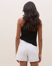 Vista traseira da blusa preta de tricô com decote halter.