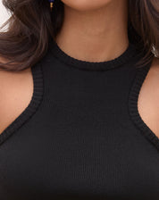 Close-up do tecido de tricô da blusa preta.