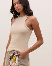 Blusa de tricô caqui com decote halter vista de frente.