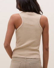 Blusa de tricô caqui vista de costas.