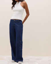 Blusa de tricô off-white com decote halter, vista lateral.