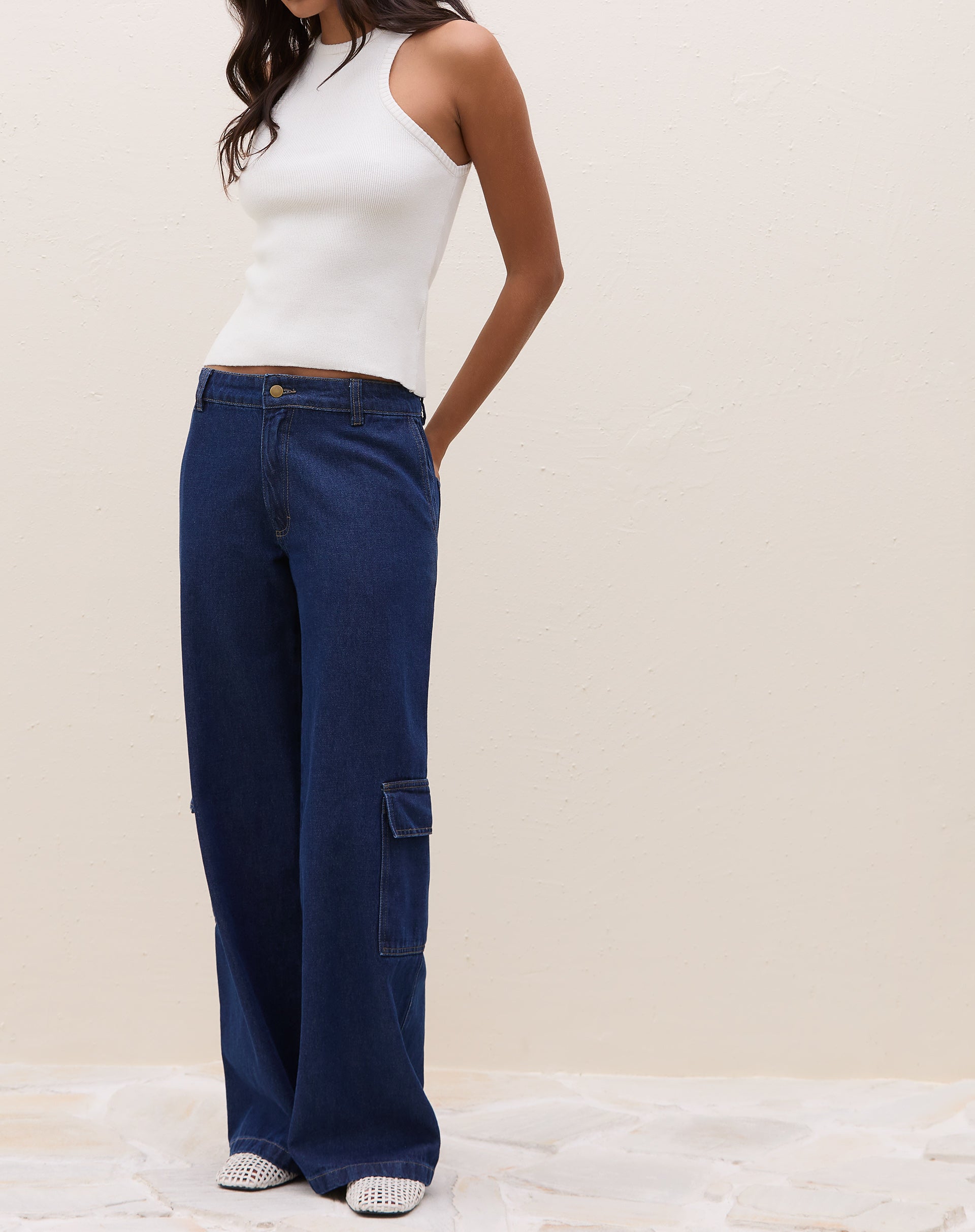 Blusa de tricô off-white com decote halter, vista lateral.