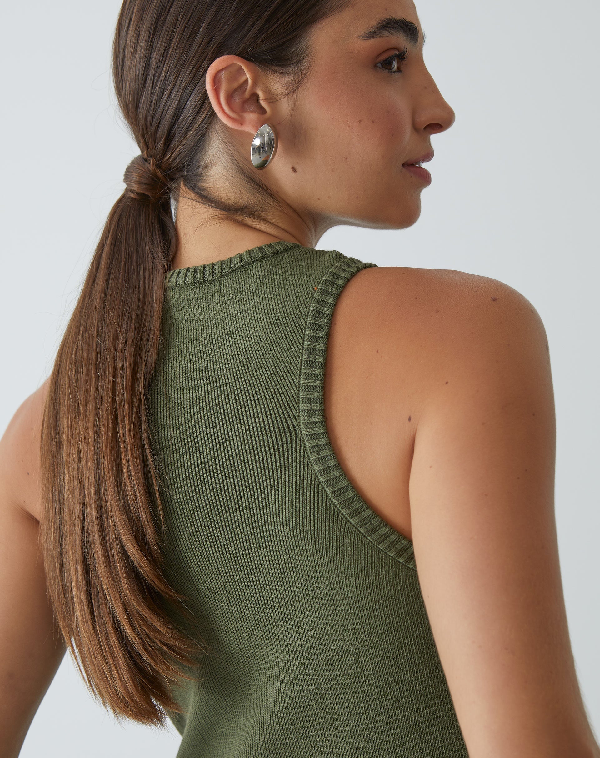 BLUSA COM DECOTE HALTER DE TRICOT - VERDE OLIVA
