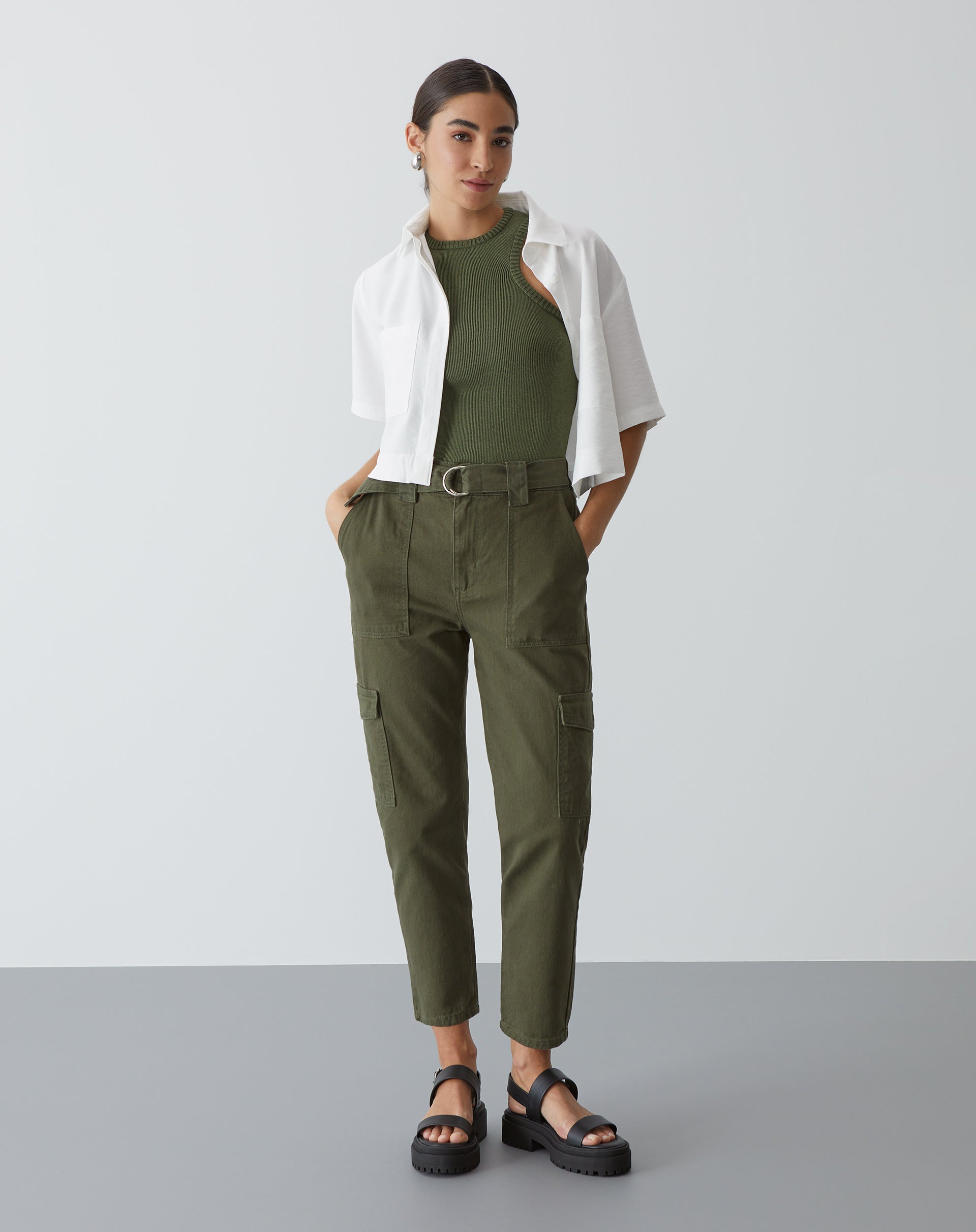 BLUSA COM DECOTE HALTER DE TRICOT - VERDE OLIVA