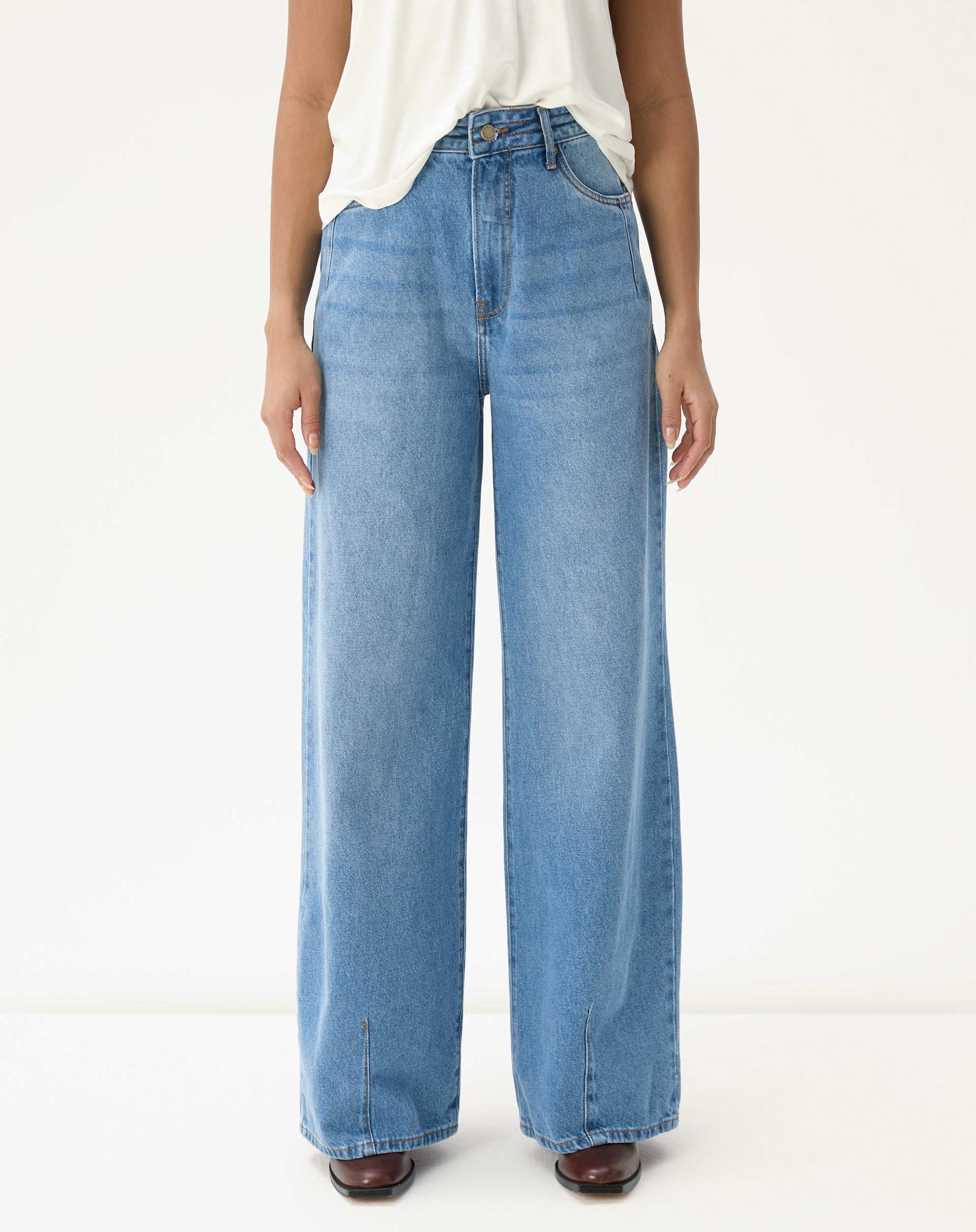 50511998_0047_calca-jeans-wide-cintura-alta-azul-claro_1_ae40bb11-5ae8-4564-9b9b-cfa958a092e5.jpg