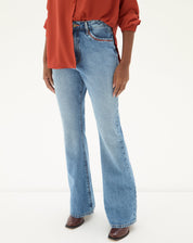 Vista frontal da calça jeans flare azul claro.