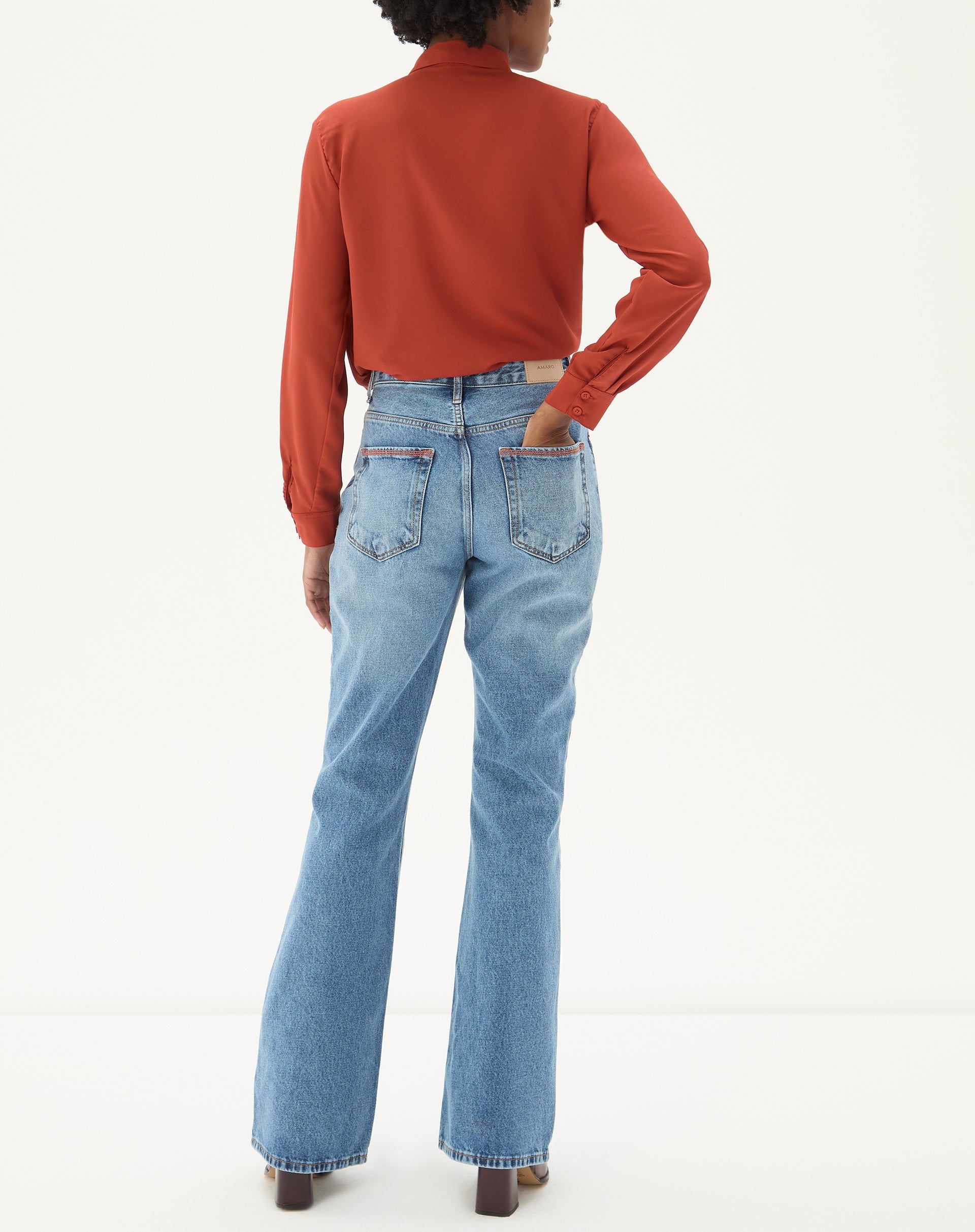 Vista traseira da calça jeans flare azul claro.