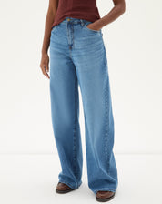 Vista frontal completa da calça jeans wide leg azul médio.